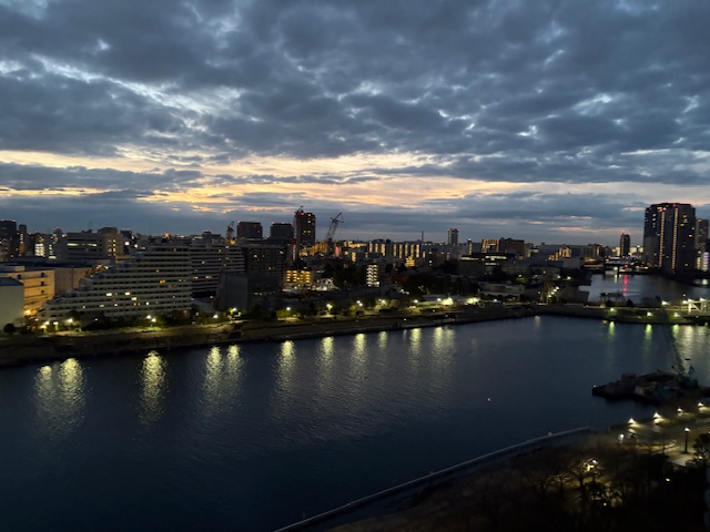 雲が多めの夜明け「目の前に居る人の笑顔」
