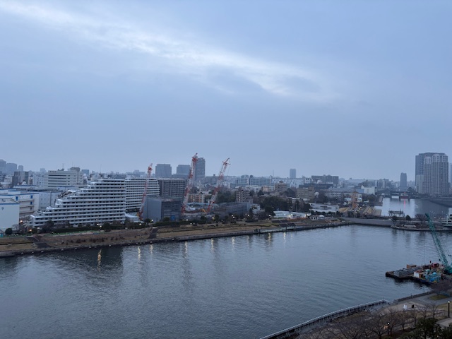 上空が明るく「時には流れに」