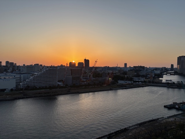 朝陽が東側に「首を突っ込まない」