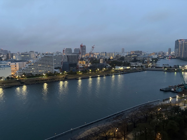 降り続く雨で 寒い夜明「距離感」