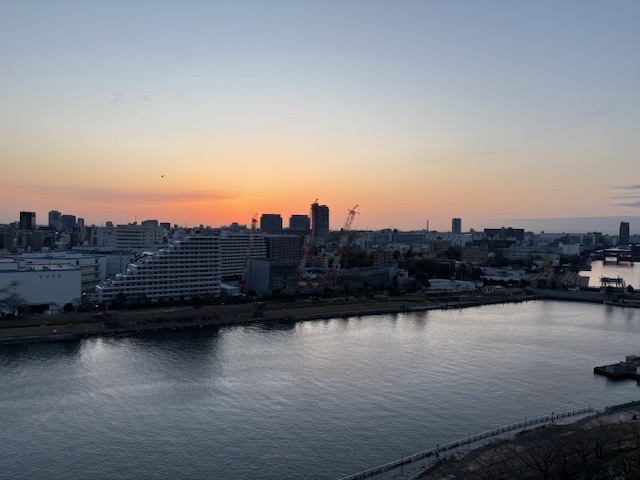 柔らかな空色の夜明け「道を聞かれますか？」