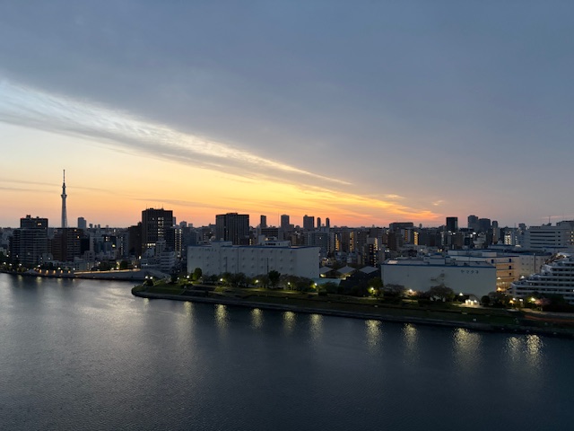 東の空から北東と東南に朝陽「休むのも勇気」