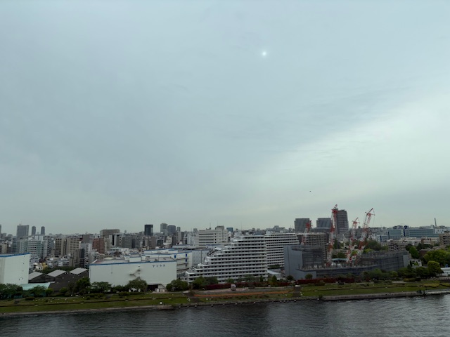 雲の中に薄ら朝陽「笑い飛ばす」
