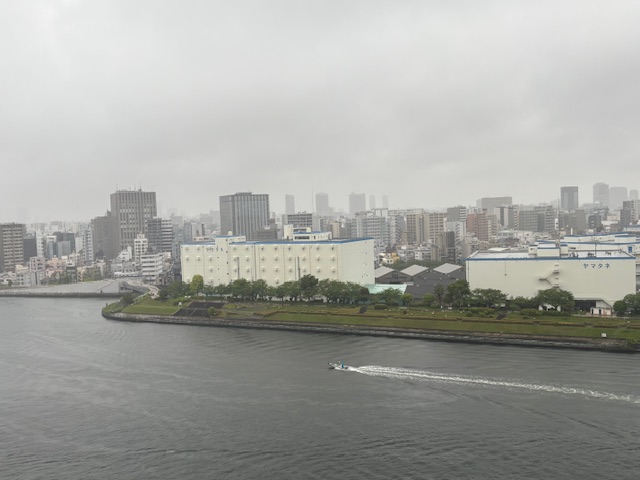 しっかり降っている雨肌寒い朝「分かりあう」