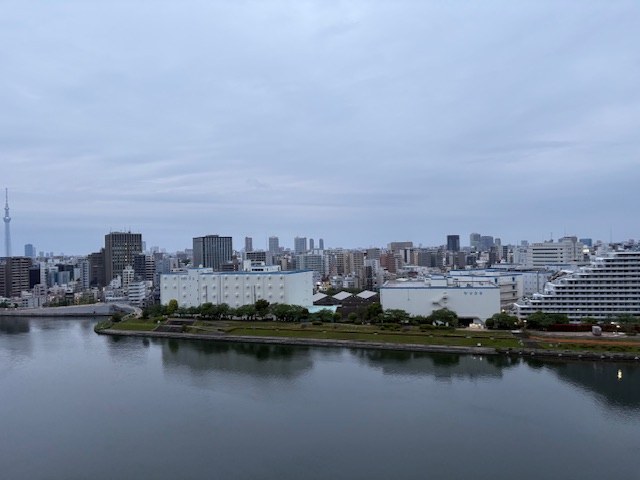 冬のように寒い曇り空の朝「馴れ馴れしいと親しい」