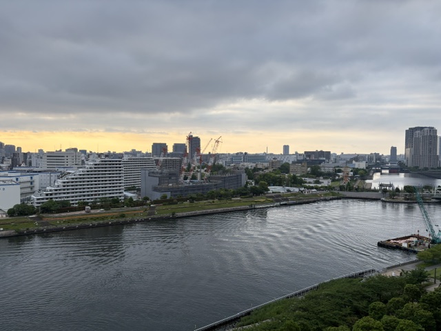 重たい雲の下から覗く朝陽「信頼関係」