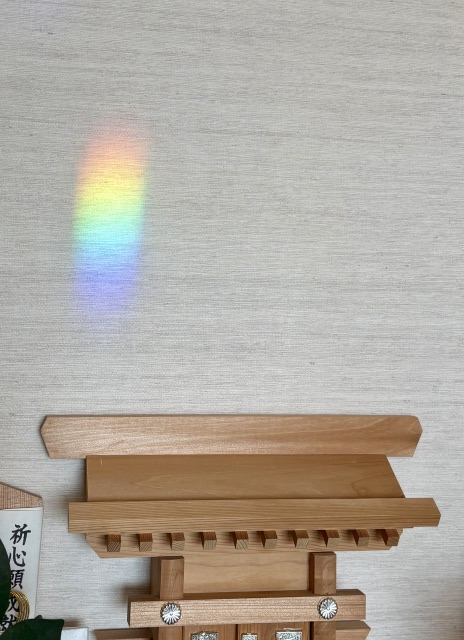 神棚の上にも光が差し込みます