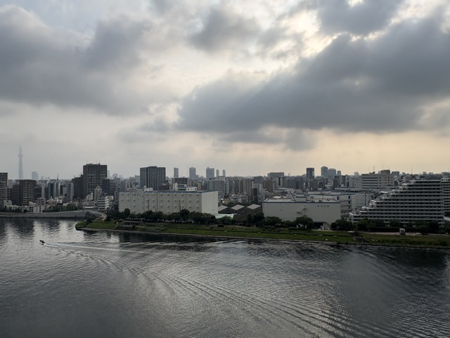 航跡波を残して小さな船が「言葉の意味」