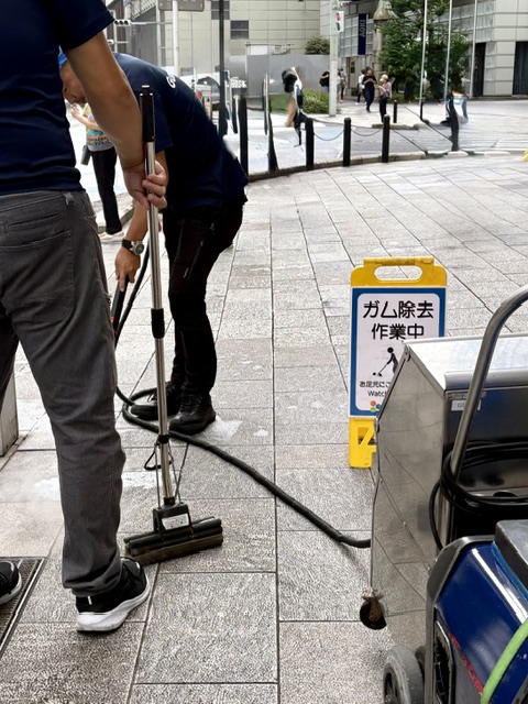 朝の銀座は忙しい-ガムの除去作業