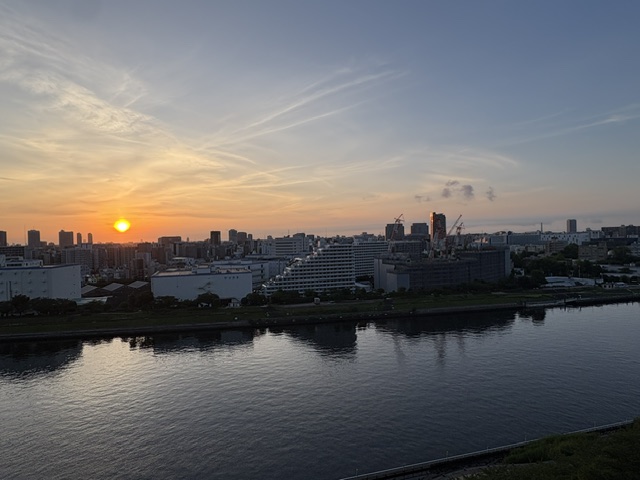 明るく大きな朝陽「もっと自由にもっと自分らしく」