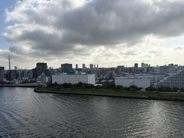 厚い雲の間からは朝陽が覗く「思い込み」