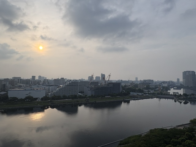 霞がかったような朝「散歩に出てみよう」