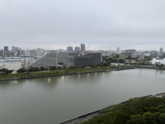 静かで涼しい曇り空の朝「資格」より「経験」