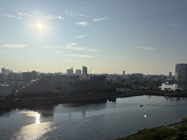 航跡波を残して船がキラキラの朝陽の中「自分に返ってくる」