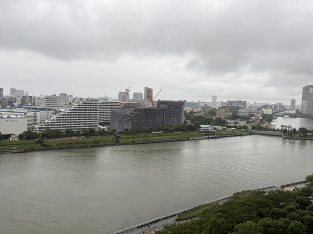 小雨降る寒い夜明け「お礼は倍返し」