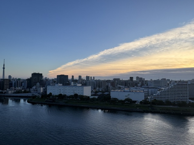 青空と朝陽の当たる雲「心の乱れ」