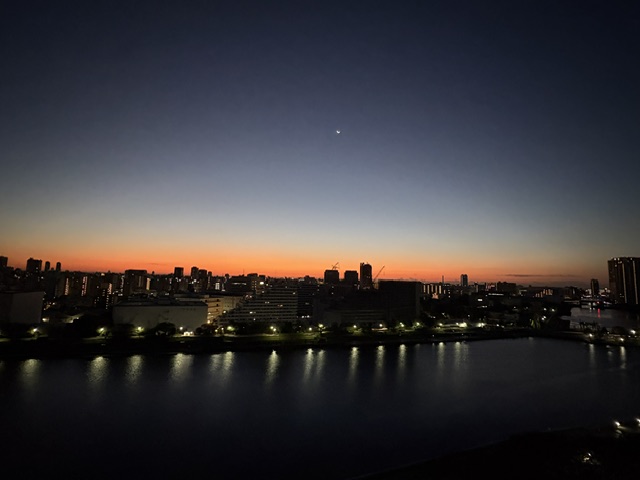 月と星が見える寒い夜明け前「信じる心を大切に」