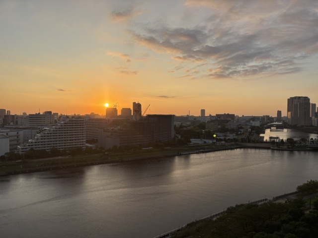 今日も快晴・眩い朝陽「馴れ馴れしいと親しい」