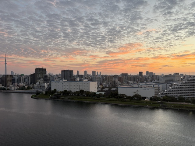 朝陽が映る茜色の雲「嬉しい・楽しい・面白い」